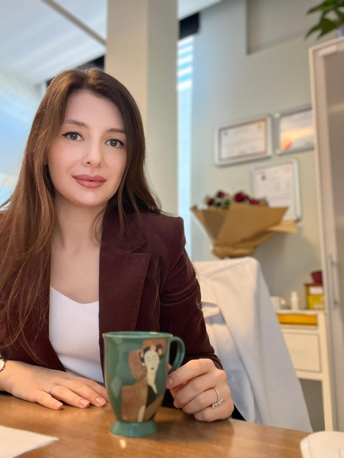 Uzm. Dr. Ebru Okyay, Dermatolojideki Bilimsel Yetkinliğini ve Kapsamlı Klinik Deneyimini Antalya’ya Taşıyor